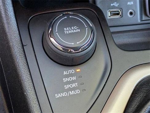 Certified 2017 Jeep Cherokee Latitude w/ Comfort/Convenience Group image 26