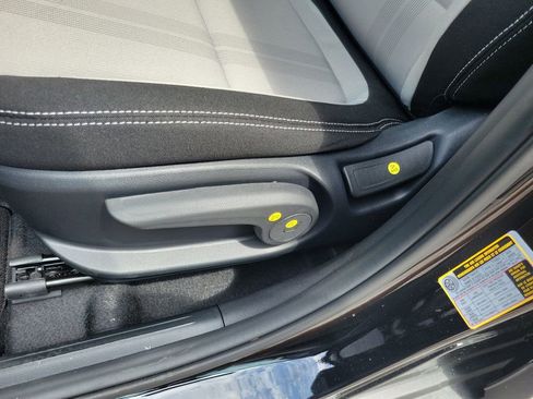 Certified 2025 Hyundai Venue SEL image 11