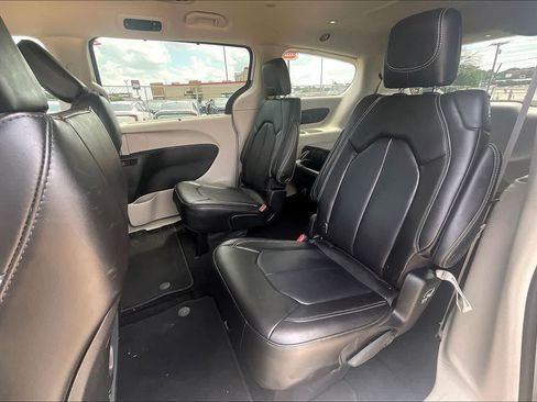 Used 2023 Chrysler Pacifica Touring-L AWD/4WD image 28