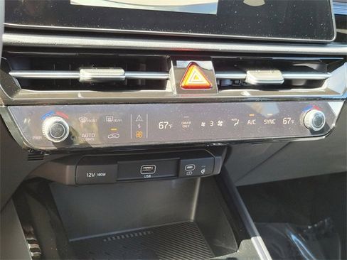 New 2025 Kia Niro EX Touring image 17