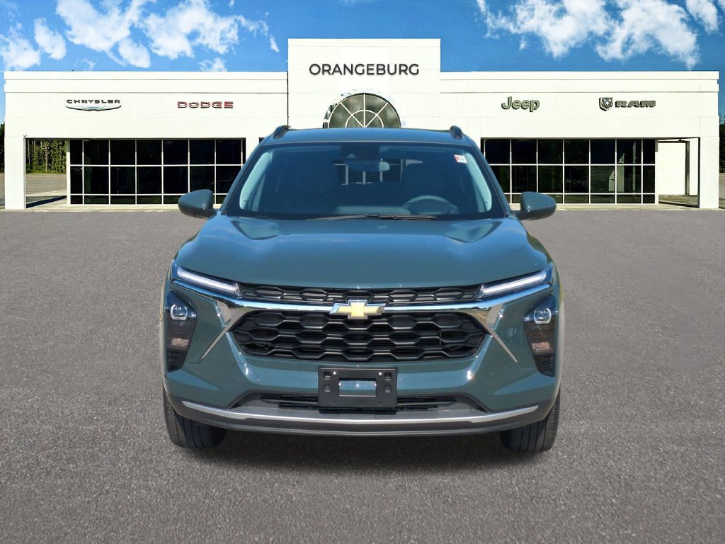 Used 2026 Chevrolet Trax LT FWD image 2