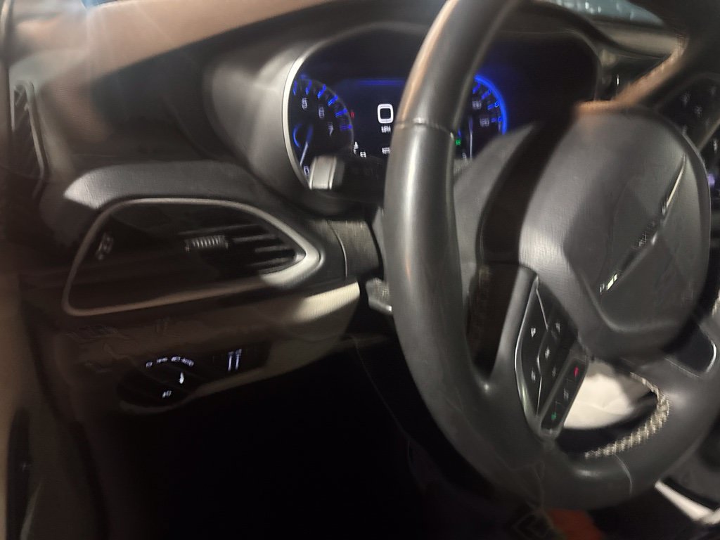Used 2023 Chrysler Pacifica Touring-L FWD image 14