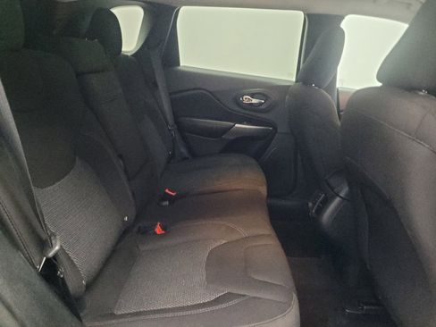 Used 2019 Jeep Cherokee Latitude w/ Popular Appearance Group image 19