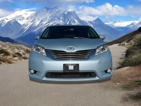 Used 2017 Toyota Sienna XLE image 7