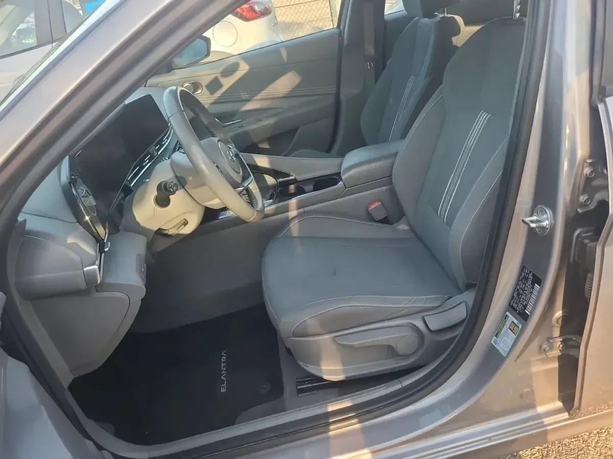Used 2023 Hyundai Elantra SEL w/ Convenience Package FWD image 8