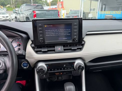 Used 2022 Toyota RAV4 XLE AWD/4WD image 17