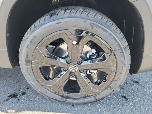 New 2026 Volkswagen Taos SE image 20