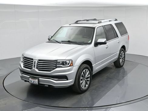 Used 2017 Lincoln Navigator Select RWD image 21