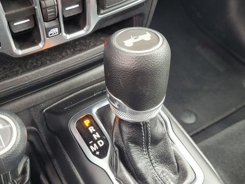 Used 2025 Jeep Wrangler Unlimited Sahara AWD/4WD image 21
