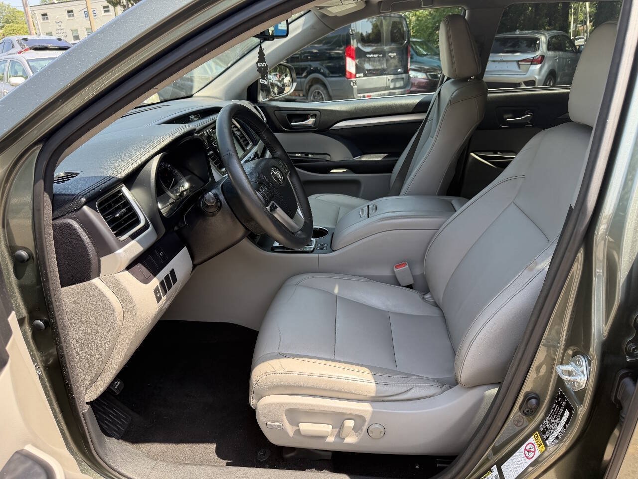 Used 2016 Toyota Highlander XLE AWD/4WD image 11