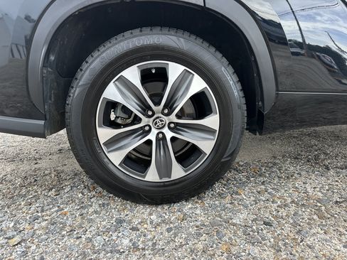 Used 2022 Toyota Highlander XLE FWD image 19