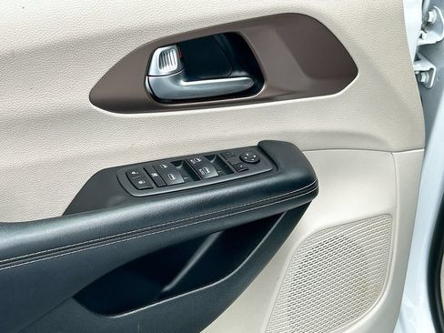 Used 2022 Chrysler Voyager LX FWD image 17