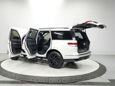 Used 2024 Lincoln Navigator Premiere image 13