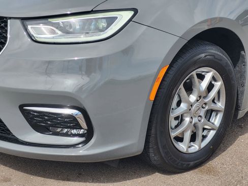 Used 2021 Chrysler Pacifica Touring FWD image 8
