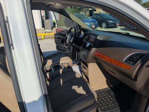 Used 2015 Chrysler Town & Country Touring FWD image 23