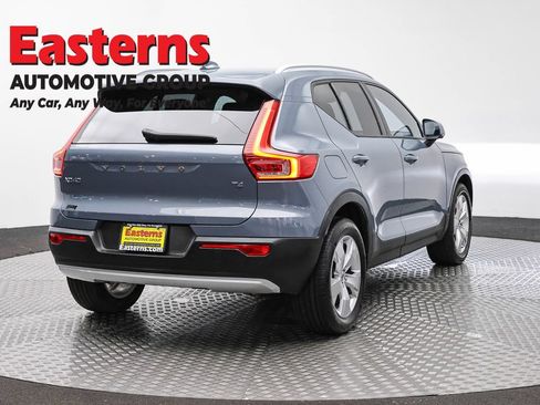 Used 2021 Volvo XC40 T4 Momentum FWD image 5