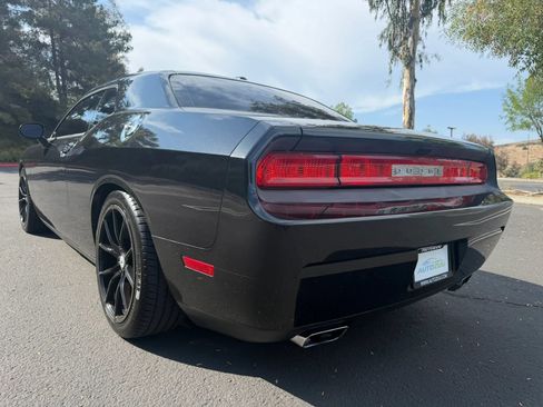 Used 2011 Dodge Challenger RWD image 3