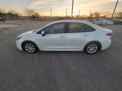 Used 2025 Toyota Corolla LE image 6