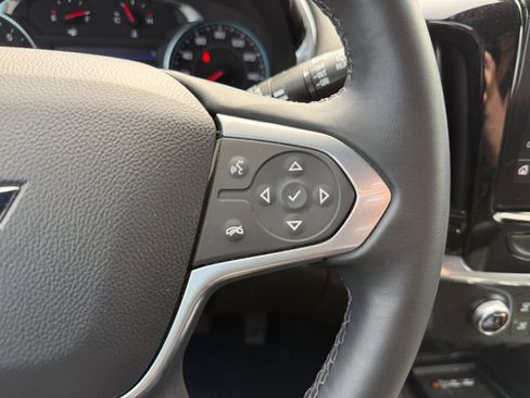 Used 2023 Chevrolet Traverse LT FWD image 17