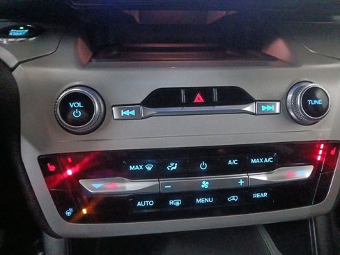 Used 2020 Ford Explorer XLT w/ Equipment Group 202A image 13