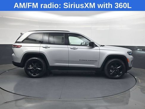 Used 2023 Jeep Grand Cherokee Limited w/ Black Appearance Package AWD/4WD image 3