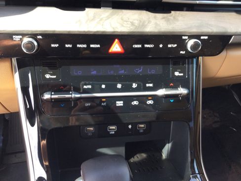 Used 2024 Kia Carnival EX FWD image 19