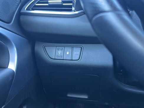 Used 2025 Genesis G70 2.5T image 24