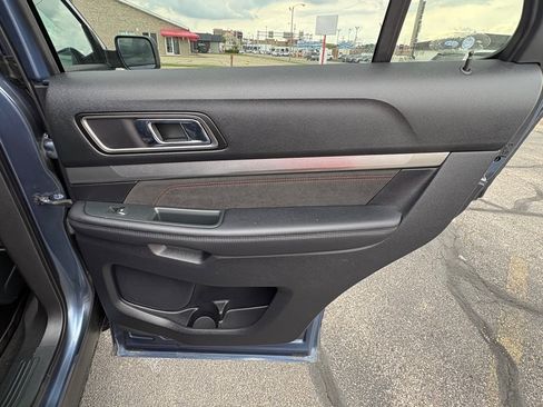 Used 2018 Ford Explorer XLT w/ Equipment Group 202A AWD/4WD image 17