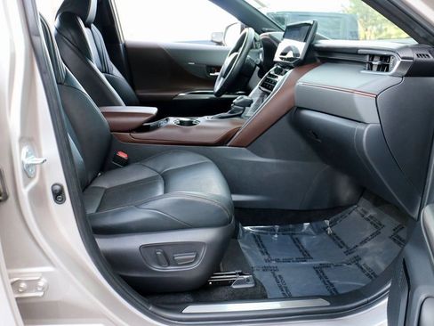 Used 2021 Toyota Venza Limited image 36