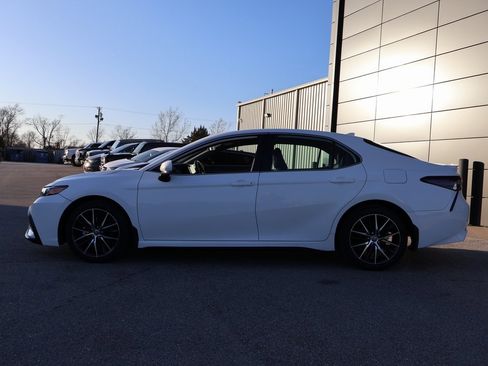 Used 2024 Toyota Camry SE image 2