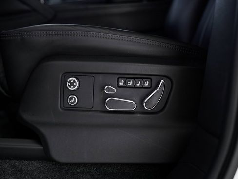 Used 2022 Bentley Bentayga image 21