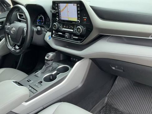 Used 2020 Toyota Highlander XLE AWD/4WD image 19