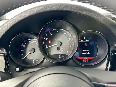 Certified 2025 Porsche Macan image 19