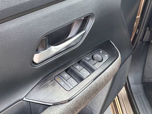 Used 2025 Nissan Kicks SV AWD/4WD image 19