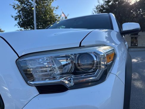 Used 2016 Toyota Tacoma SR5 image 9