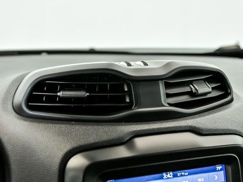 Used 2019 Jeep Renegade Latitude w/ Cold Weather Group FWD image 20