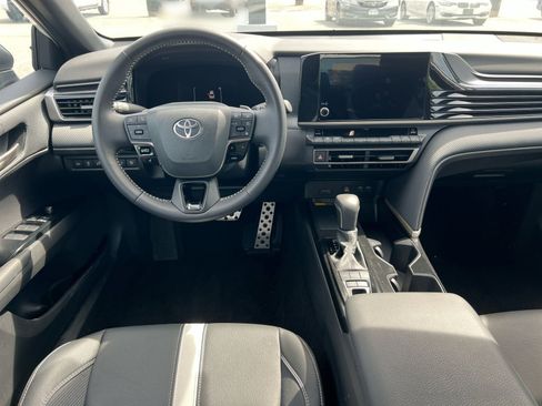 Used 2026 Toyota Camry Hybrid FWD image 19