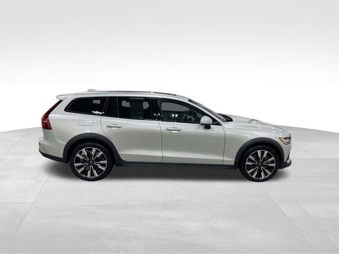 Used 2022 Volvo V60 T5 Cross Country w/ Advanced Package image 3