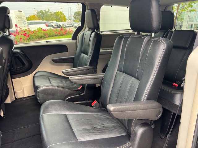 Used 2016 Chrysler Town & Country Touring-L w/ Driver Convenience Group FWD image 17