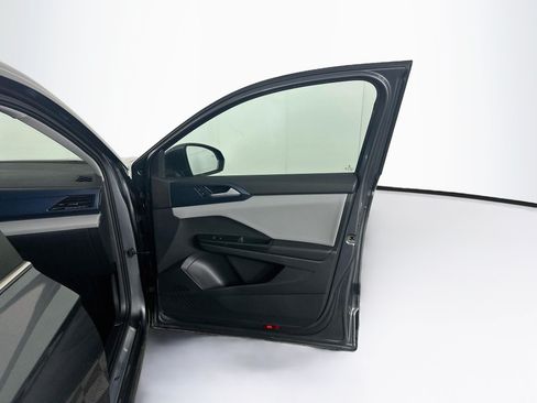 Used 2023 Volkswagen Taos SE w/ Panoramic Sunroof Package FWD image 33