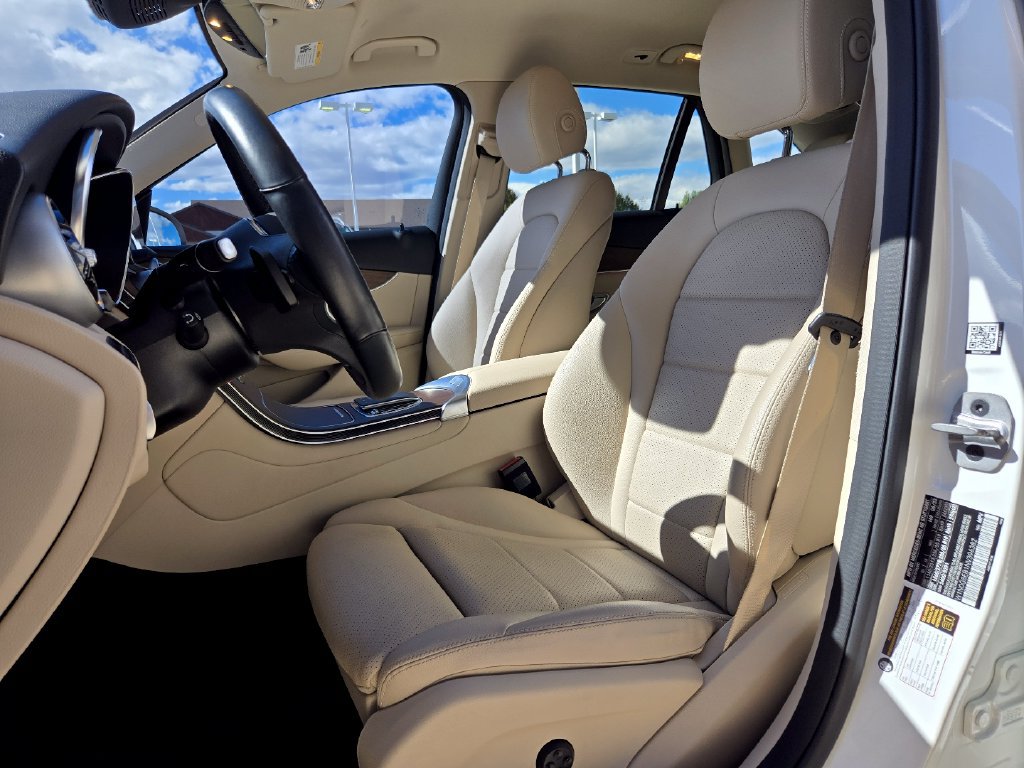 Used 2022 Mercedes-Benz GLC 300 4MATIC w/ Premium Package Lite image 3