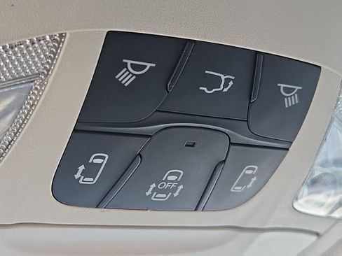 Used 2024 Chrysler Pacifica Touring-L FWD image 22