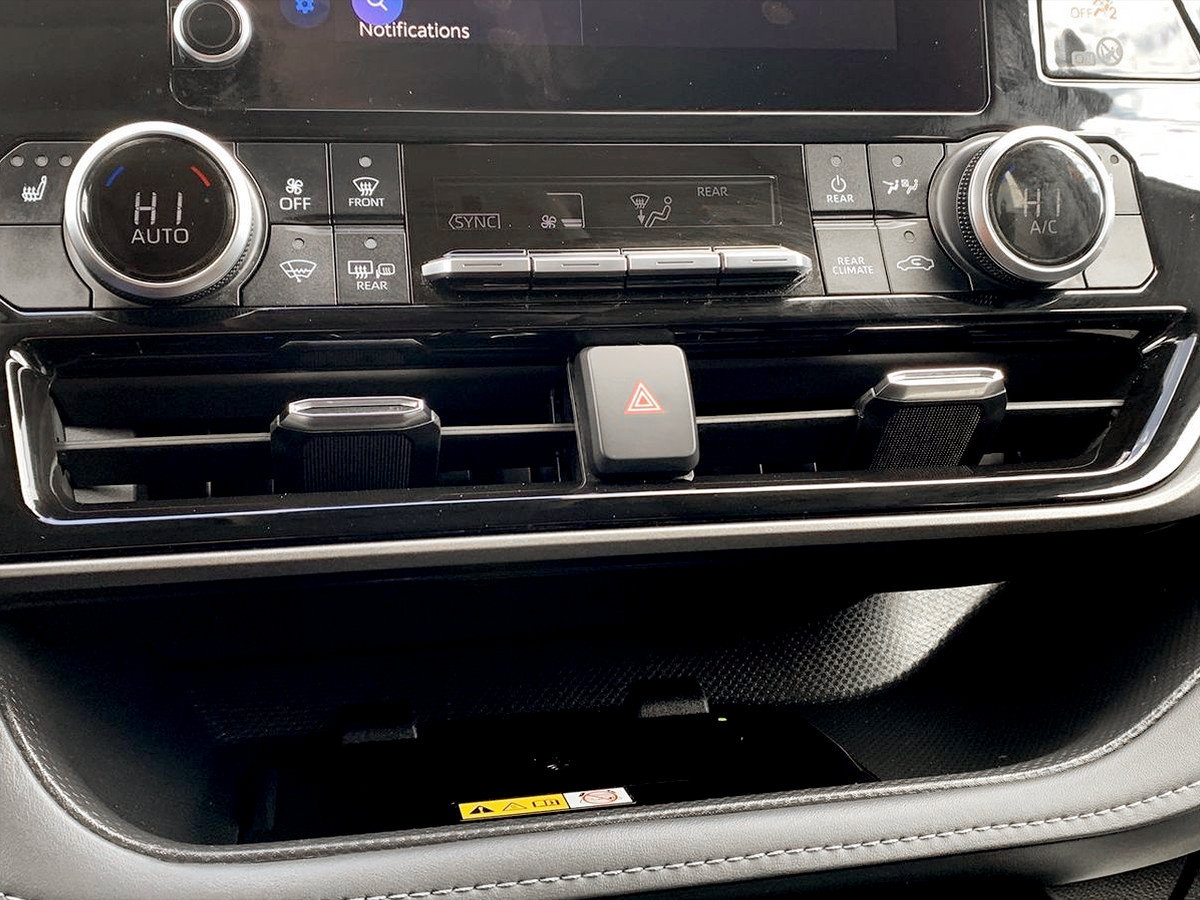 Used 2024 Toyota Highlander XLE AWD/4WD image 25