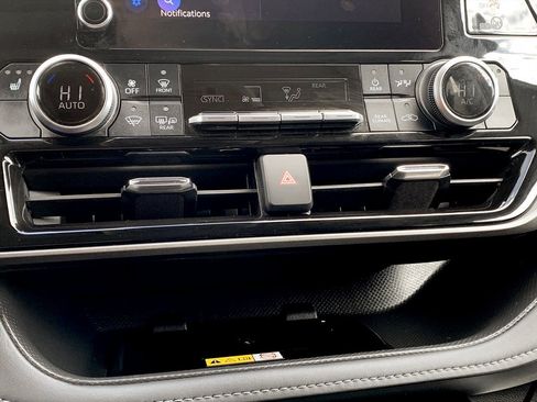Used 2024 Toyota Highlander XLE AWD/4WD image 25