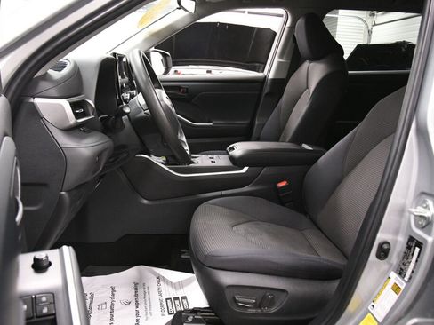 Used 2023 Toyota Highlander L FWD image 9
