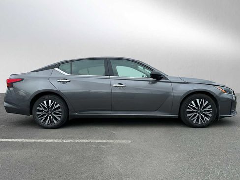 Used 2024 Nissan Altima 2.5 SV image 2
