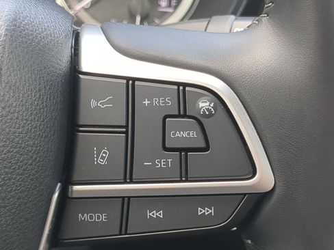 Used 2023 Toyota Highlander LE FWD image 22
