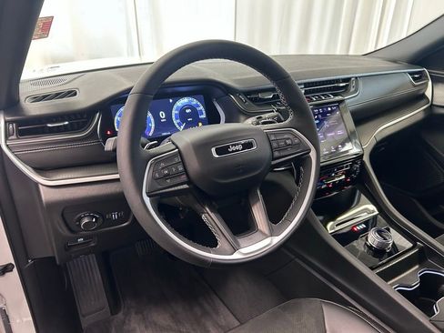 Used 2025 Jeep Grand Cherokee Altitude RWD image 2