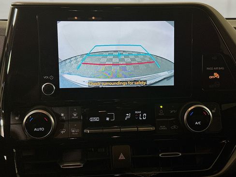 Used 2024 Toyota Highlander XLE FWD image 25