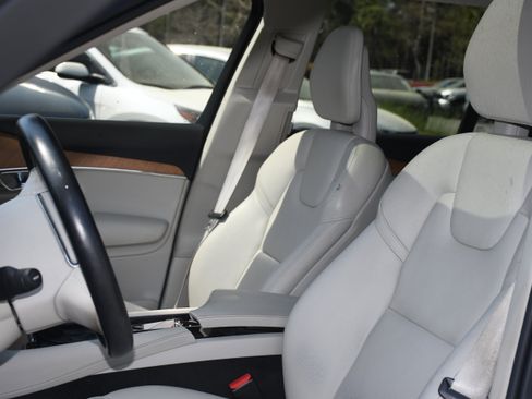Used 2021 Volvo XC90 T6 Momentum w/ Advanced Package image 12